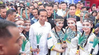 Nonton We The Fest 2018, Jokowi Jadi Rebutan Selfie