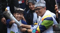 Fotografer disabilitas tanpa tangan dan kaki Achmad Dzulkarnain (26) dipilih menjadi salah satu pembawa obor Asian Games.