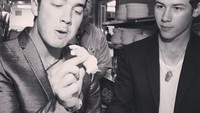 Masih imut-imut, ini momen kilas balik saat Nick menemani Kevin Jonas mencicip cannoli. “Happy birthday to my big bro. Love you man,” kata pemilik album Last Year Was Complicated ini. Foto: Instagram nickjonas