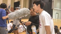 Disela-sela break syuting, Singto pun tampak memegang segela sminuman segar untuk menambah energi saat syuting seharian. Foto: Instagram @__singto
