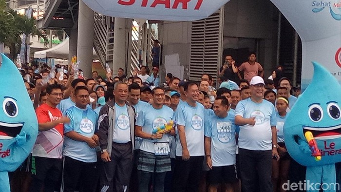 Sandiaga Lari Bareng Warga di Car Free Day