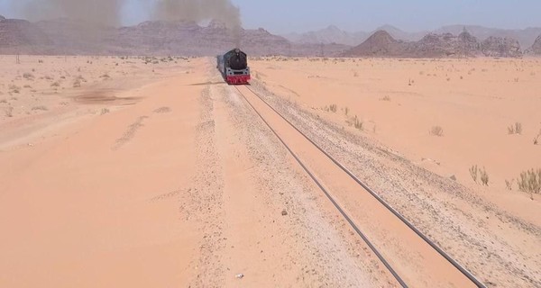 Banyak yang telah berubah dari Jalur Kereta Api Hejaz, tetapi para traveler tetap tertarik menaikinya. Kereta yang mulai beroperasi pada tahun 1908 dari Damaskus ke Madinah (The Travel Show/BBC Travel) Banyak yang telah berubah dari Jalur Kereta Api Hejaz, tetapi para traveler tetap tertarik menaikinya. Kereta yang mulai beroperasi pada tahun 1908 dari Damaskus ke Madinah (The Travel Show/BBC Travel)