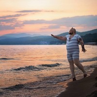 Berbagai posenya ini merupakan gaya kebanyakan wanita yang sedang berlibur di pantai dan diunggahnya di media sosial.   Foto: Facebook Vodolazky  