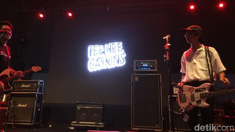 Iqbaal Ramadhan Main Bass Bareng Pee Wee Gaskins di WTF 2018 Iqbaal Ramadhan Main Bass Bareng Pee Wee Gaskins di WTF 2018