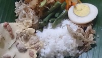Selain untuk sarapan sego gudangan juga disajikan buat selamatan. Cukup dengan rempeyek dan telur rebus sudah cukup.  Foto: Instagram @moknano123