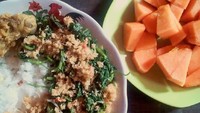Yang ini buatan sendiri. Nasi urap sayuran, tanpa laukpun sudah gurih enak.  Foto: Instagram @lovelylulu83marlupi