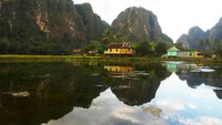 Foto: Untuk sekali trip di Rammang-Rammang traveler hanya menyewa perahu dari dermaga satu ke tiga seharga Rp 250 ribu pulang pergi. Satu perahu, bisa diisi 8 orang, jadi biayanya lumayan murah. Setiap perahu telah dilengkapi dengan pelampung (Moehammad Bakrie/detikTravel)