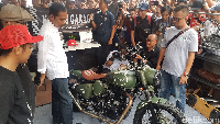 Di sana, Jokowi ngobrol langsung dengan Ateng sebagai modifikator motor Gibran. Dia berinteraksi langsung kepada modifikator motor Gibran mengenai motor modifikasi anaknya itu. Foto: Rangga Rahadiansyah