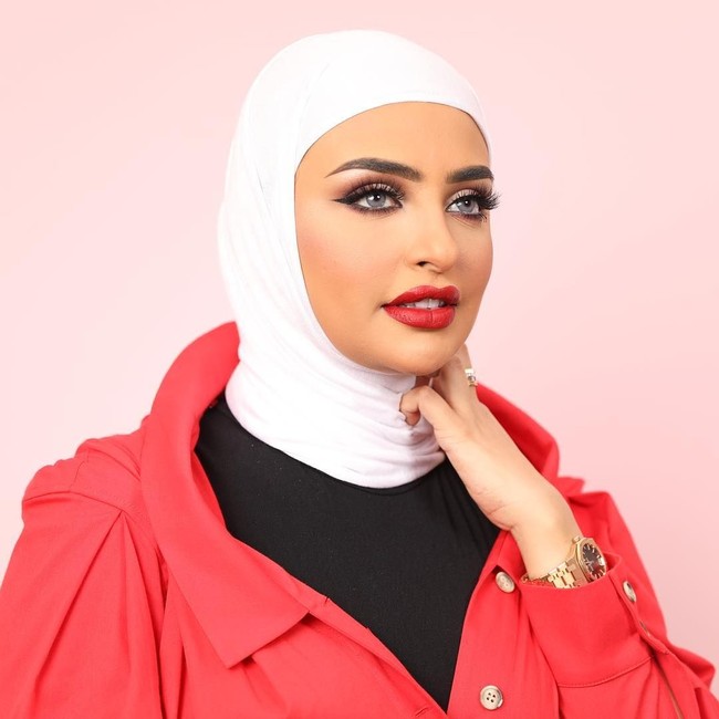 Para hijabers mungkin sudah familiar dengan Sondos AlQattan. Selebgram asal Kuwait tersebut punya banyak pengikut di Instagram karena gaya stylish dan makeup-nya nan menawan. Foto: Instagram @sondos_aq