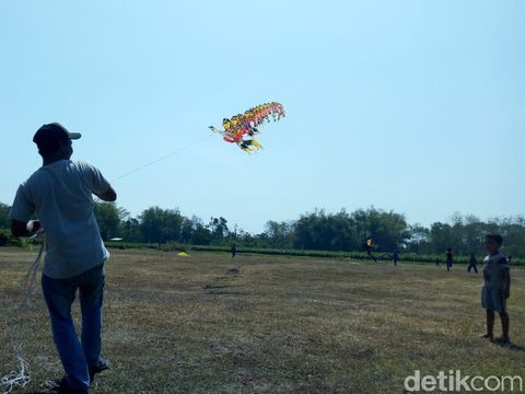 Warga gelar menerbangkan layang-layang/