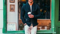 “Coffee in the morning and #GRAMMYs tonight. Gonna be a great day,” tulis Nick di keterangan foto. Pria 25 tahun ini nampak keren ya meski hanya mengenakan jaket hitam? Foto: Instagram nickjonas