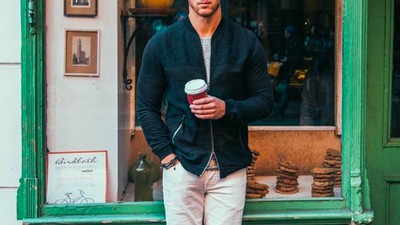 Tampannya Nick Jonas Saat Menikmati Kopi hingga Pizza Favoritnya