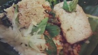 Umumnya sego gudangan disajikan dalam pinsuk daum. Lauknya ikan asin atau tempe gembus goreng. Mantap! i Foto: Instagram @nugrahantodew