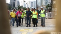 Pemprov DKI saat ini sedang memperlebar trotoar di sepanjang Jl Sudirman. Rencananya, trotoar tersebut diperlebar menjadi 8 hingga 12 meter.