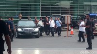 Jokowi tiba di Otobursa Tumplek Blek 2018 di JIExpo Kemayoran, Minggu (22/7/2018) pukul 16.10 WIB. Jokowi turun dari mobil B 1019 RFS. 