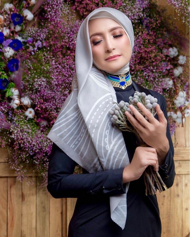 Untuk mengeksplor lebih banyak gaya, ada baiknya mengenakan ciput ninja seperti tampilan Inneke yang satu ini. Ia tampil feminin dengan tampilan hijab layer di satu sisi seperti ini. Foto: Instagram Inneke Koesherawati