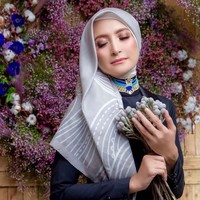 Untuk mengeksplor lebih banyak gaya, ada baiknya mengenakan ciput ninja seperti tampilan Inneke yang satu ini. Ia tampil feminin dengan tampilan hijab layer di satu sisi seperti ini. Foto: Instagram Inneke Koesherawati