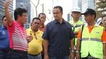 Gaya Anies Tinjau Revitalisasi Trotoar di Sudirman-Thamrin