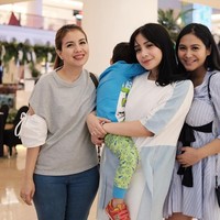 Banyak netizen pun memuji tampilannya yang semakin cantik dan terlihat muda. Foto: Instagram @tya_ariestya