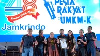 Rekor MURI diganjar untuk kategori pembagian alat sekolah kepada pelajar terbanyak dengan jumlah bantuan sebanyak 30.000 paket (53.000 barang). Foto: dok. Jamkrindo