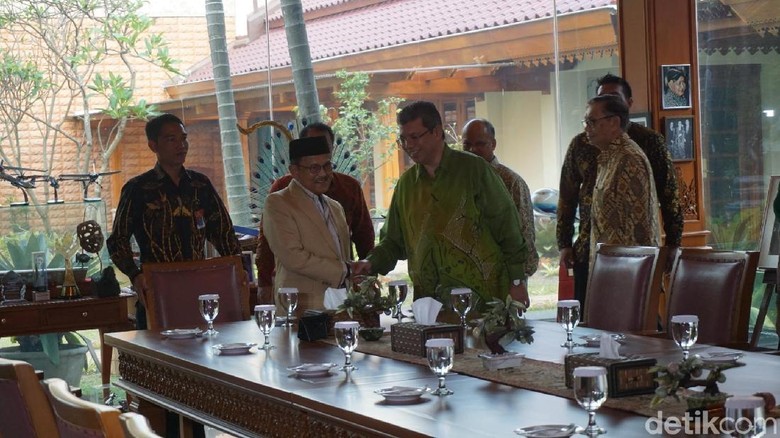 Menlu Malaysia Silaturahmi ke Kediaman BJ Habibie Menlu Malaysia Silaturahmi ke Kediaman BJ Habibie