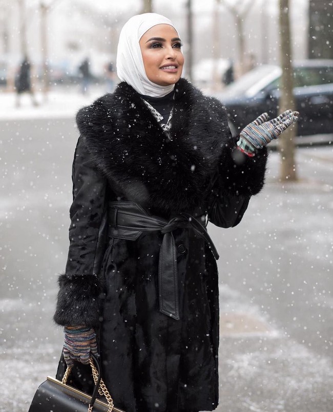 Di Instagram, wanita yang juga seorang makeup artist tersebut sering pamer foto OOTD dengan gaya busana modest nan modis serta item fashion branded. Foto: Instagram @sondos_aq