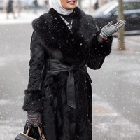 Di Instagram, wanita yang juga seorang makeup artist tersebut sering pamer foto OOTD dengan gaya busana modest nan modis serta item fashion branded. Foto: Instagram @sondos_aq