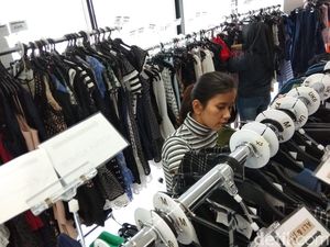 Mau Ngantor Pakai Baju Mahal? Ada yang Sewain Lho