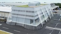Arsitrek Jepag, Kengo Kuma berhasil membuat sebuah gedung kantor anti gempa di Nomi Jepang. Gedung ini dilengkapi dengan tirai serat karbon yang membentang dari atap gedung hingga menembus bawah permukaan tanah. Istimewa/archpaper.com