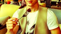 Nick pun coba mengonsumsi makanan sehat sejak muda. Di tangannya sudah ada potongan bit yang siap mendarat di mulut. Foto: Instagram nickjonas