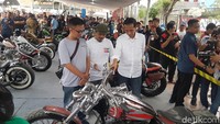 Apakah Jokowi tertarik untuk menambah koleksi motor kustomnya? Sabar lihat entar. Ini saya lagi nanya-nanya dulu, sebut Jokowi. Foto: Rangga Rahadiansyah