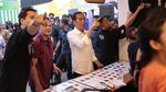 Ditemani Gibran, Begini Gaya Joko Widodo Belanja Kaos di WTF 2018