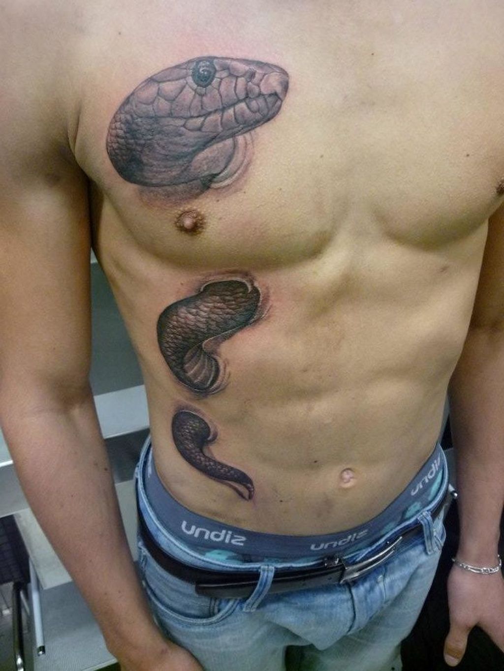 Змея под кожей. Наколки для мужчин. Прикольные тату для мужчин. Татуировки на животе мужские. Тату змея мужские.