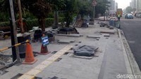 Sampai saat ini, pengerjaan trotoar terus dikebut. Lebar trotoar berada di kisaran 8 sampai 12 meter. (Foto: M Fida Ul Haq/detikcom)