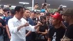 Foto: Jokowi Diajak Selfie dan Lirik Motor Gibran di Pameran Otomotif
