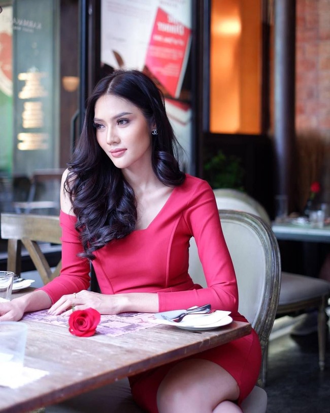 Namoey Chanapan tumbuh di keluarga miskin di pedesaan Phuket. Sejak kecil ia telah melakukan lebih banyak pekerjaan untuk menghasilkan uang untuk membantu keluarganya, menutupi biaya dirinya sendiri. Foto: Instagram @moss_cnp