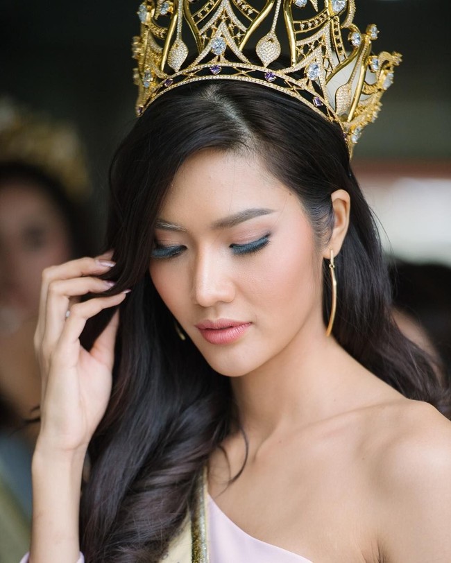 Wanita berusia 24 tahun ini berhasil mengalahkan 76 kontestan lainnya, dan dinobatkan sebagai Miss Grand Thailand 2018 karena penampilannya yang memukau, serta kemampuan komunikasi yang baik dan cerdas. Foto: Instagram @moss_cnp  