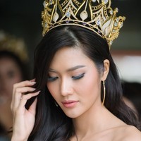 Wanita berusia 24 tahun ini berhasil mengalahkan 76 kontestan lainnya, dan dinobatkan sebagai Miss Grand Thailand 2018 karena penampilannya yang memukau, serta kemampuan komunikasi yang baik dan cerdas. Foto: Instagram @moss_cnp  