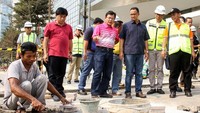 Anies memulai peninjauan dari Balai Kota, Jalan Medan Merdeka Selatan, Jakarta Pusat, Minggu (22/7/2018) pukul 13.30 WIB.