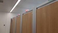 Tidak perlu repot-repot ketuk pintu toilet cuma untuk tahu ada orang di dalamnya atau tidak. Istimewa/boredpanda.