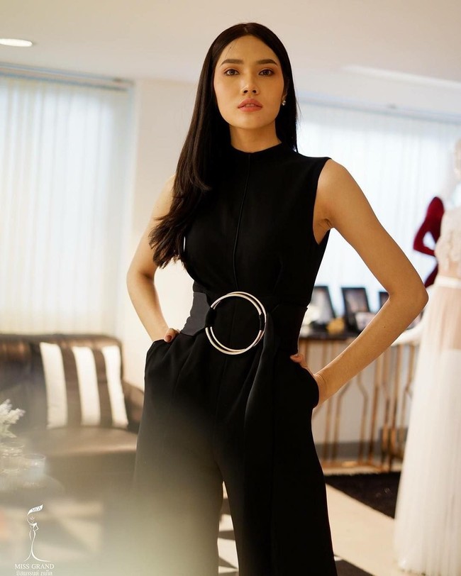 Seperti dilaporkan media Thailand, sikapnya yang santun pun membuat netizen berdecak kagum. Namoey yang langsung bersujud ke orangtuanya di panggung setelah kompetisi berakhir dianggap sebagai anak yang tak lupa diri. Dia mengucapkan terima kasih kepada orangtuanya yang telah berjasa pada hidupnya selama ini. Foto: Instagram @moss_cnp