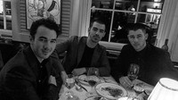 Ini dia momen kedekatan Nick dengan dua saudaranya, Kevin dan Joe Jonas saat makan malam. Hayoo, siapa paling ganteng? Foto: Instagram nickjonas
