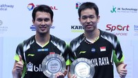 Dalam final di Singapore Indoor Stadium, Minggu (22/7/2018), Hendra/Ahsan mengalahkan pasangan China, Ou Xuanyi/Xiangyu Ren. Dok. Humas PBSI.