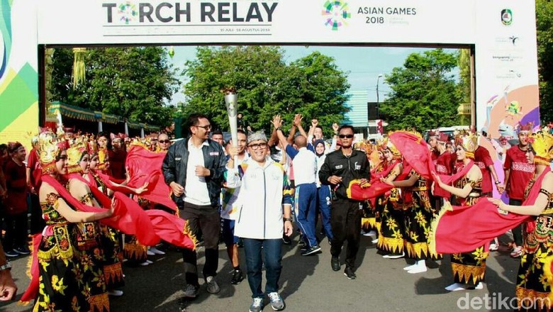 Banyuwangi Sambut Kirab Obor Asian Games 2018 dengan Atraksi Seni Banyuwangi Sambut Kirab Obor Asian Games 2018 dengan Atraksi Seni