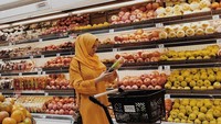 Banyak makan buah biar sehat, tulisnya saat mengunggah foto dirinya membeli buah di supermarket. Tuh kan, wanita yang sempat dikabarkan dekat dengan Ariel Noah ini memang mulai menjalani pola makan sehat. Foto: Instagram bae_biiiiiii