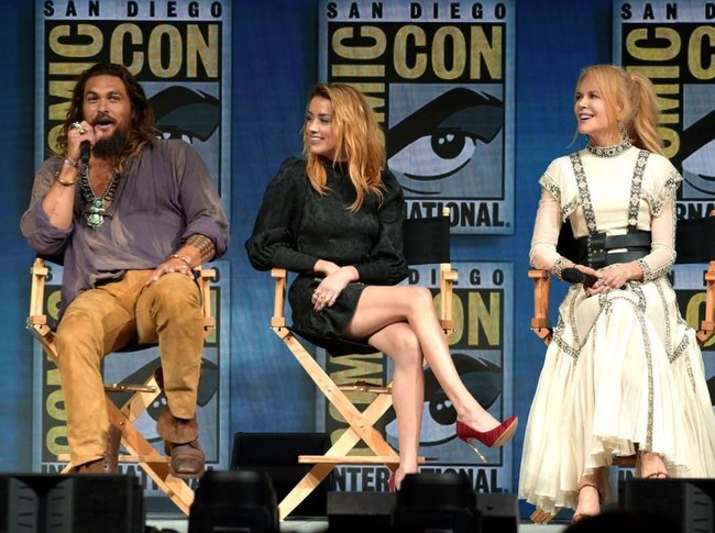 Merupakan koleksi Dior untuk Cruise 2019, gaun tersebut dipermanis dengan detail bordir. Sementara itu, teknik lipit pada bagian rok semakin mempertegas sisi feminin dan keanggunan Nicole Kidman. (Foto: Getty Images)