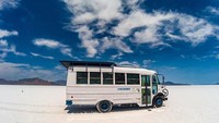 Inilah rumah berjalan karya pasangan traveler Nicholas Underwood dan Heather Yandziak. Rumah berjalan ini terbuat dari bekas bus sekolah. (vicarib.us)