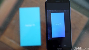 Honor 7S dibanderol seharga Rp 1,599 jutaan dan tersedia dalam warna hitam maupun biru. Foto: muhammad ridho