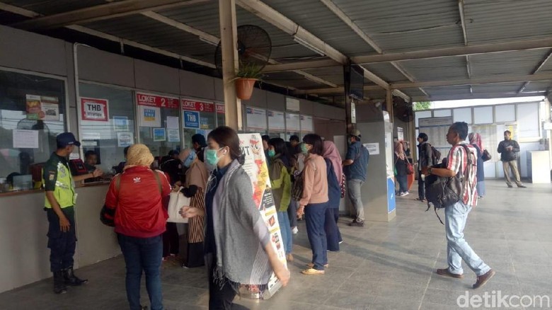 Ada 7 Loket Tiket Kertas di Stasiun Bekasi, Antrean Lancar Ada 7 Loket Tiket Kertas di Stasiun Bekasi, Antrean Lancar