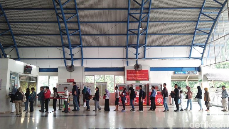 Vending Machine Belum Bisa Dipakai, Penumpang Beli Tiket di Loket Vending Machine Belum Bisa Dipakai, Penumpang Beli Tiket di Loket